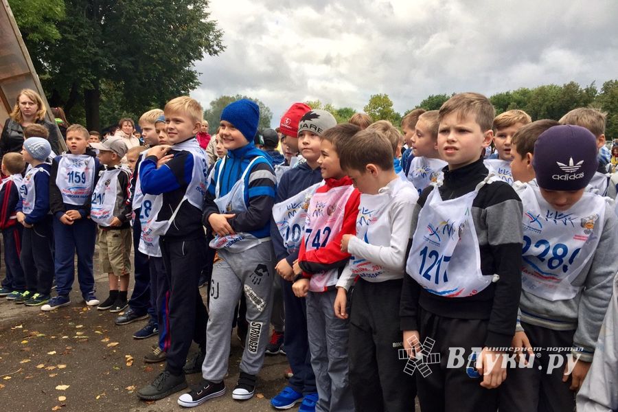 В Великих Луках стартовал Всероссийский день бега «Кросс нации-2017» (ФОТО)