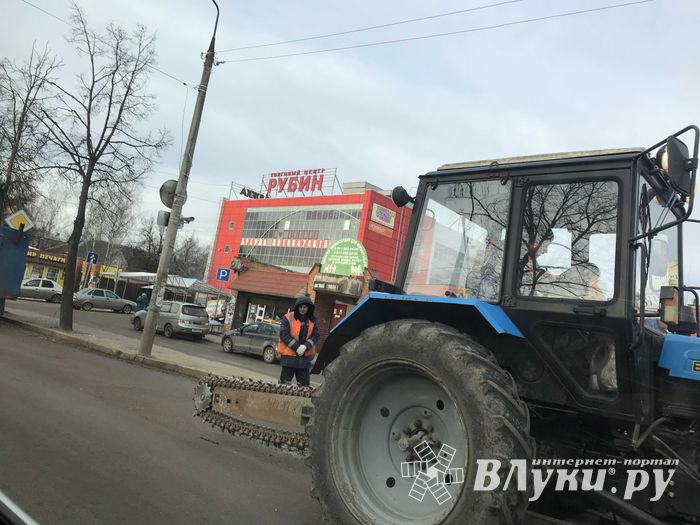 В районе Смоленского рынка устраняют прокол в коллекторе (ФОТО)