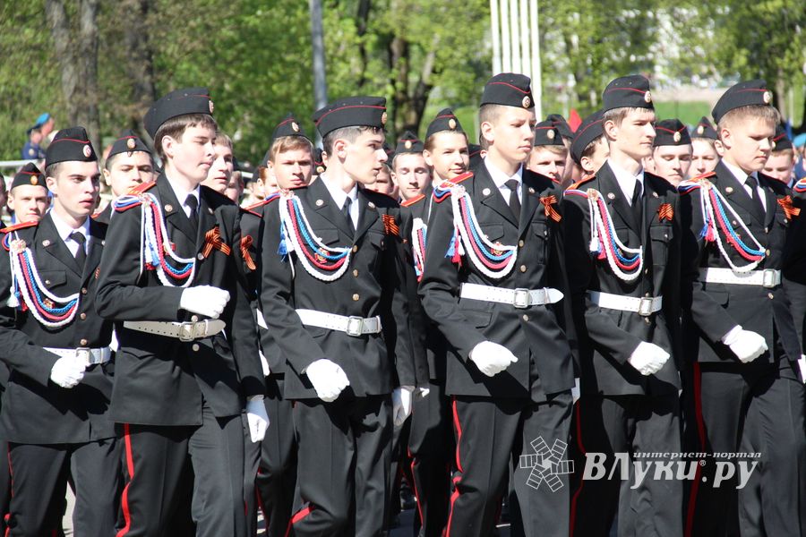 В Великих Луках прошел Парад Победы (ФОТО)