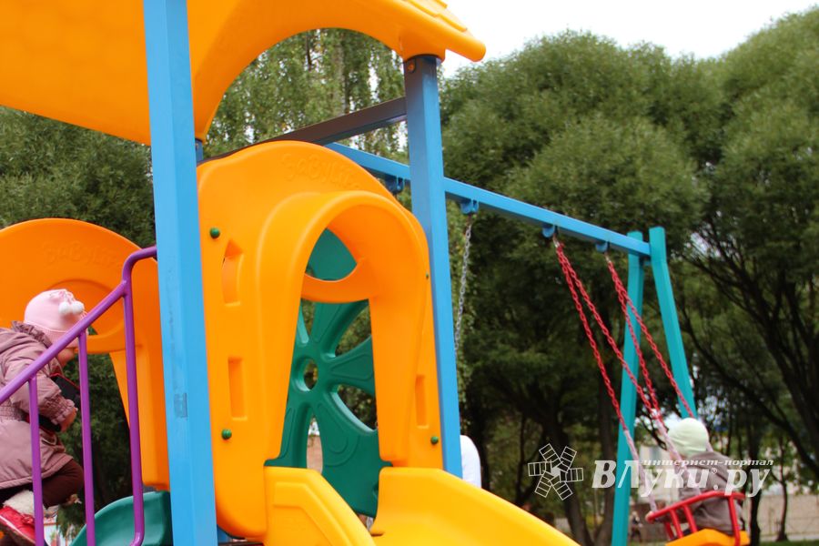 Благоустроенный сквер по улице Жукова начал радовать детей (фото)