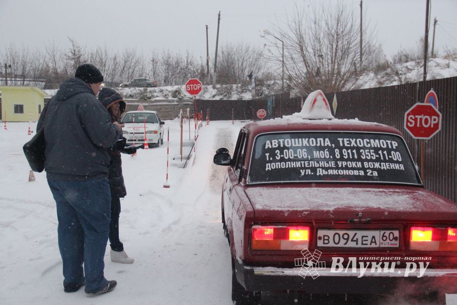 Великолукские автоледи боролись за звание «Леди Виртуоз» (ФОТО)