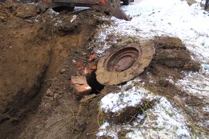 Возле железнодорожной поликлиники ликвидируют прорыв канализации (ФОТО)