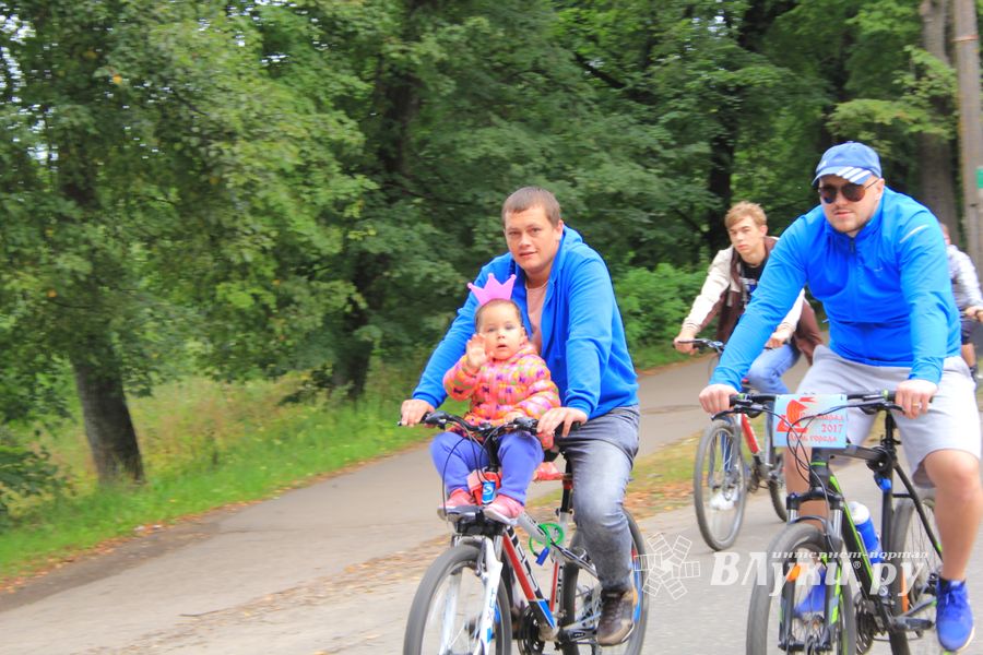 В Великих Луках прошёл Велопарад (ФОТО)
