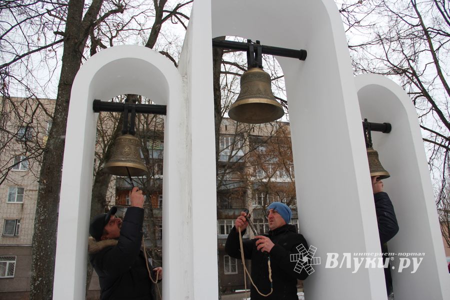 Великолучане почтили память героев-десантников