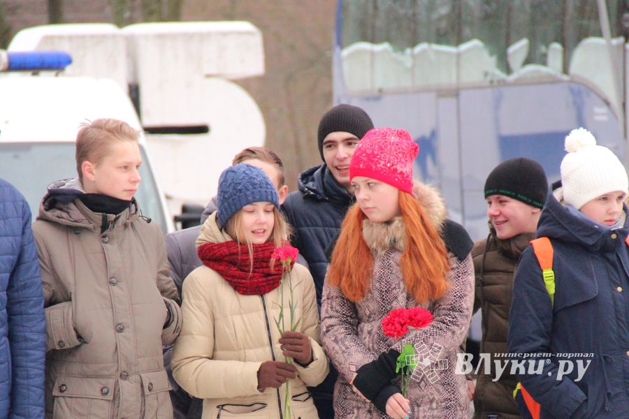 У Вечного огня в Великих Луках прошёл торжественный митинг (фото)