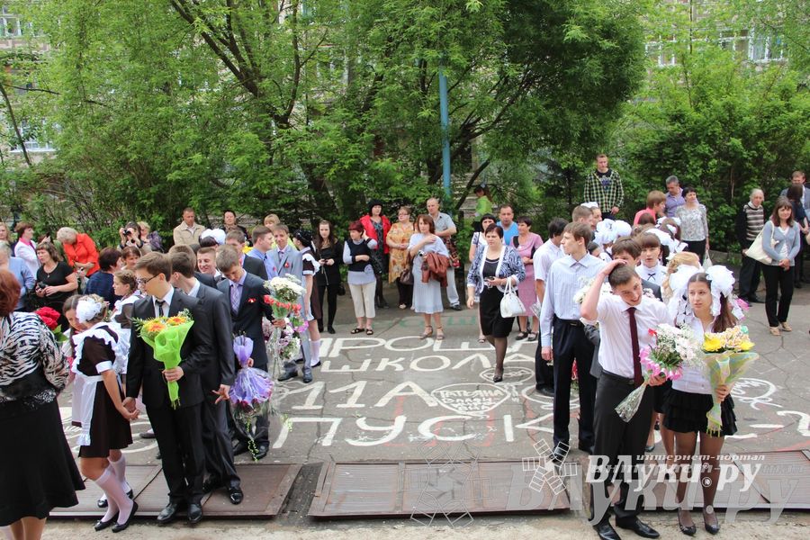 «Последний звонок» в школах Великих Лук