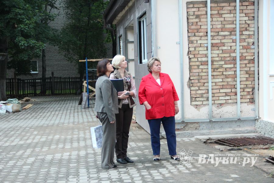 В Великих Луках ремонтируют детскую художественную школу (ФОТО)