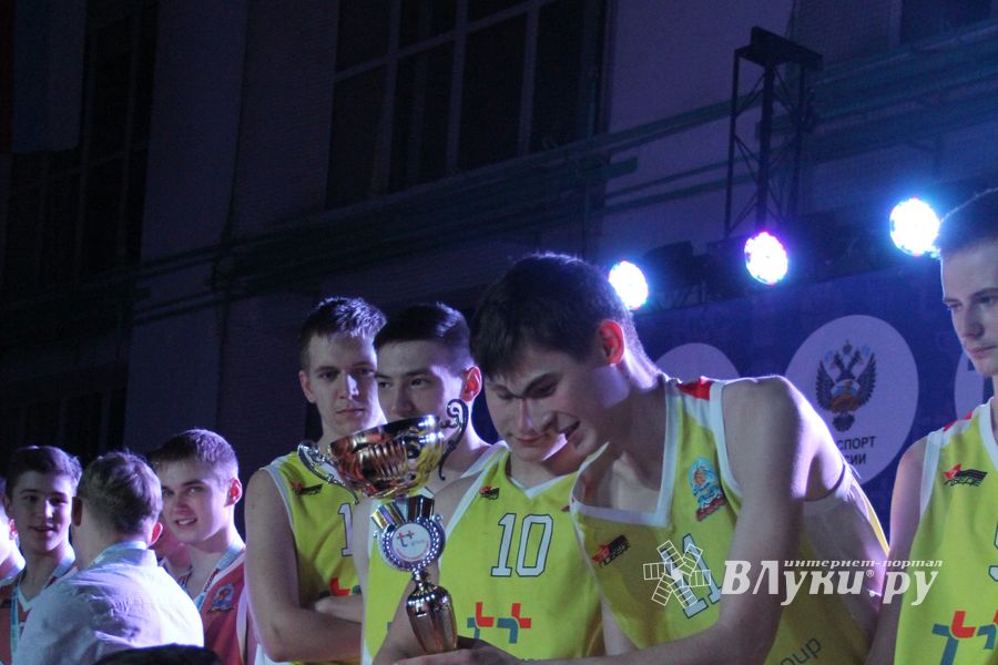 В Великих Луках прошли финальные игры Чемпионата ШБЛ «КЭС-БАСКЕТ» (фото)