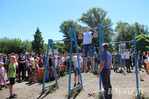 В Великих Луках состояли соревнования по подтягиванию на турнике (фото)