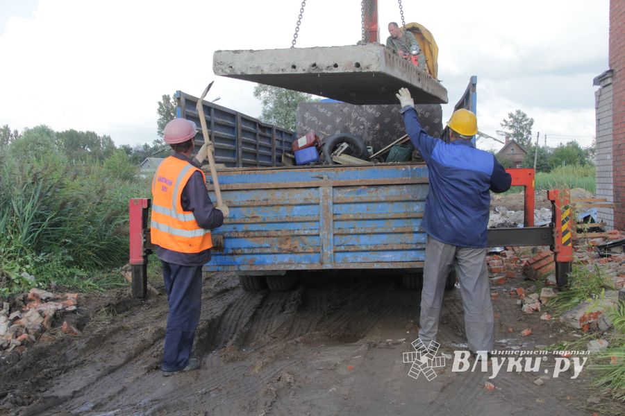 Расчистка местности для строительства путепровода в Великих Луках продолжается (ФОТО)