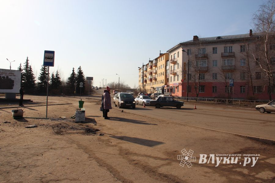 В Великих Луках водитель сбил на остановке женщину и ребенка (ФОТО)