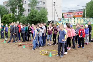 Ребята из пришкольных лагерей соревновались в «Весёлых стартах» (ФОТО)