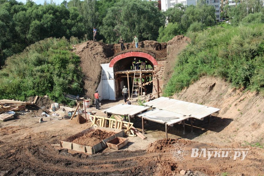 Совсем скоро великолучане смогут гулять по деревянным дорожкам Крепости (ФОТО)