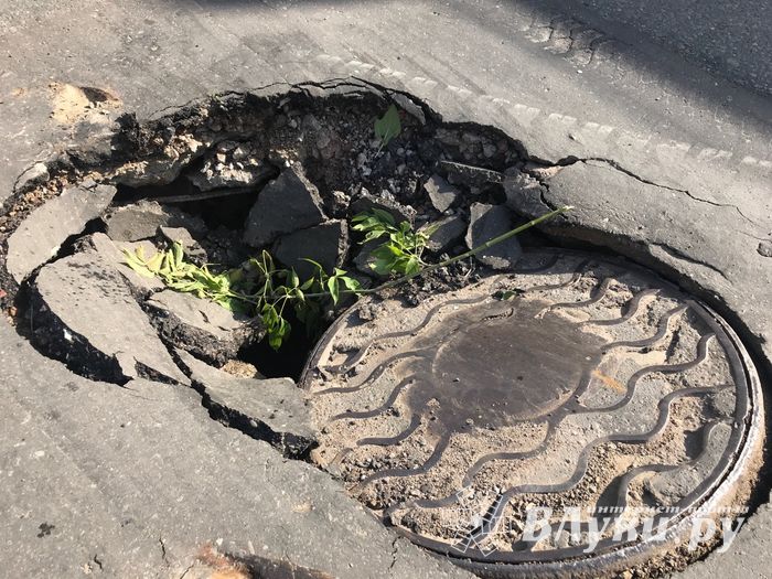 На проспекте Октябрьском провалился асфальт (ФОТО)
