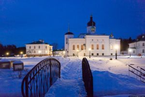 Андрей Турчак поприветствовал архиерея Великолукской епархии на Псковской земле и вручил «чашу терпения» (фото)