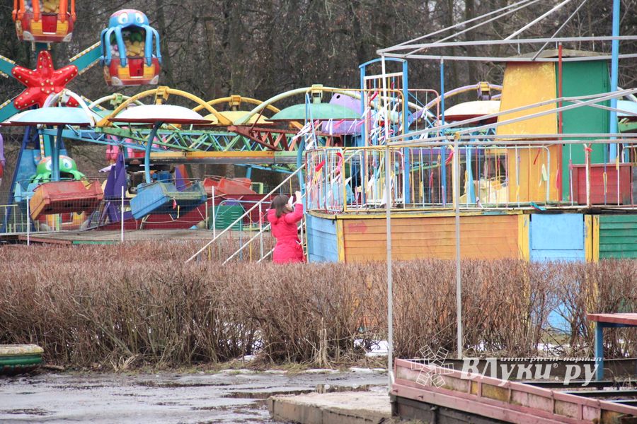 В Великих Луках в Парке культуры и отдыха полным ходом идёт подготовка празднования Масленицы (фото)