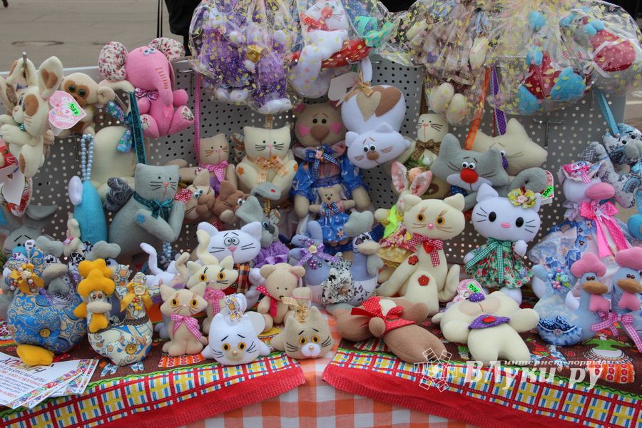 В Великих Луках проходит Весенняя ярмарка