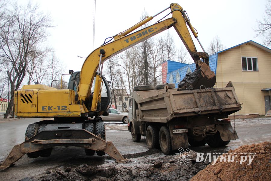 Из-за аварии в водоводе несколько домов отключены от воды (ФОТО)