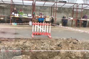 Возле Смоленского рынка меняют канализационную трубу (ФОТО)