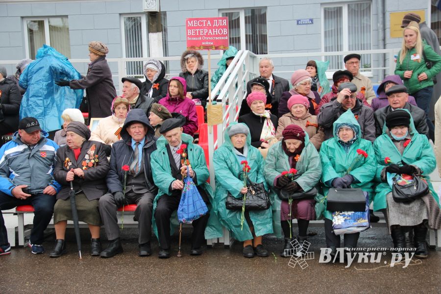 В Великих Луках прошел Парад Победы (ФОТО)