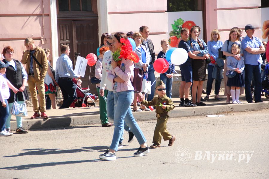 По центральному проспекту Великих Лук прошёл  «Бессмертный полк» (0+) (ФОТО)