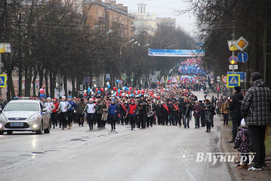 В Великих Луках прошло праздничное шествие (ФОТО)