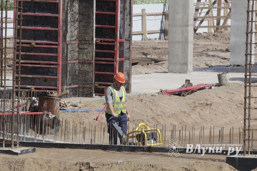 В Великих Луках полным ходом идёт бетонная подготовка  физкультурно-оздоровительного комплекса (ФОТО)