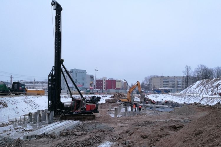 В Великих Луках продолжается строительство автодорожного путепровода через железную дорогу (ФОТО)