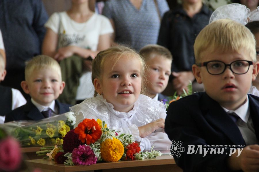 1 сентября в школах Великих Лук прошли Торжественные линейки (ФОТО)