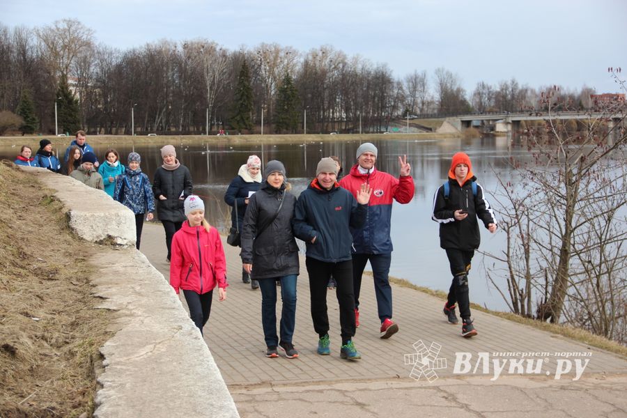 Великолучане присоединились к Всероссийской акции по ходьбе (ФОТО)