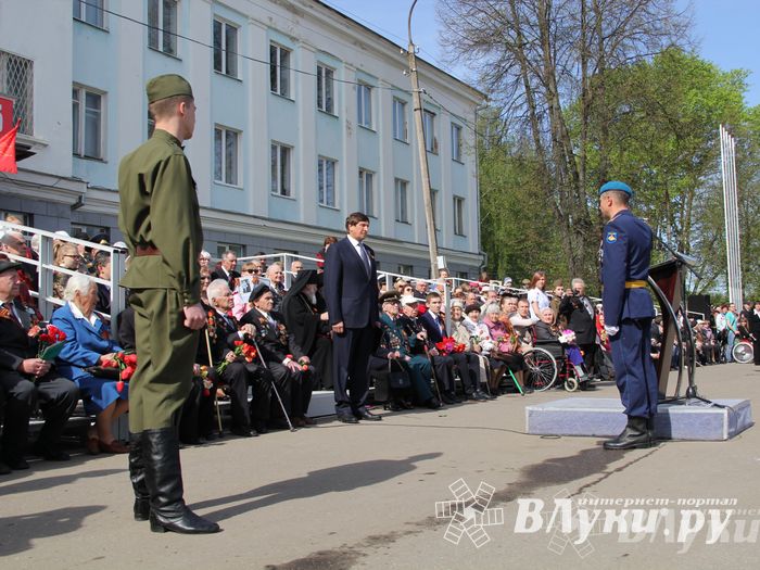 Парад Победы в Великих Луках (фото)