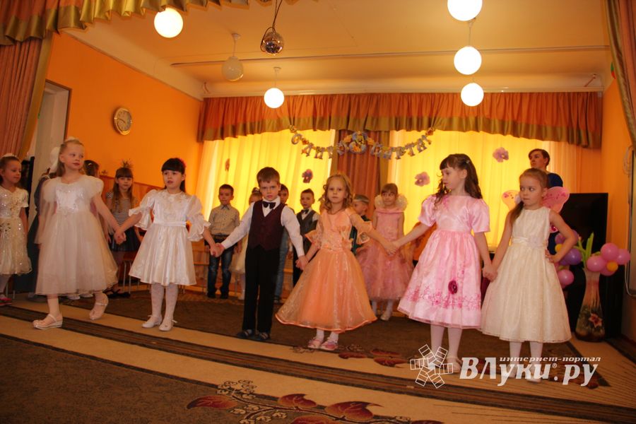 Дети поздравили мам с 8 марта (фото и видео)