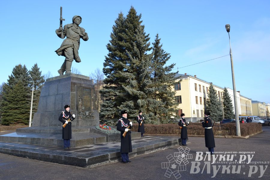 День защитника отечества в Великих Луках отметили памятным митингом и салютом