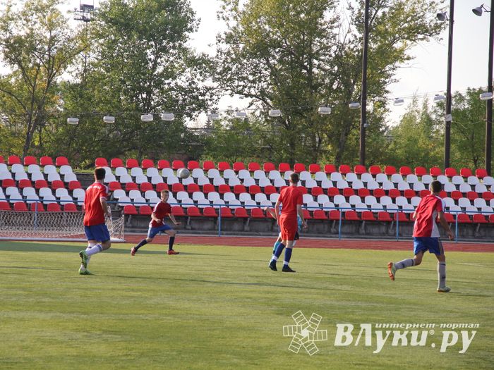 В минувшие выходные великолучане сыграли в футбол (фото)