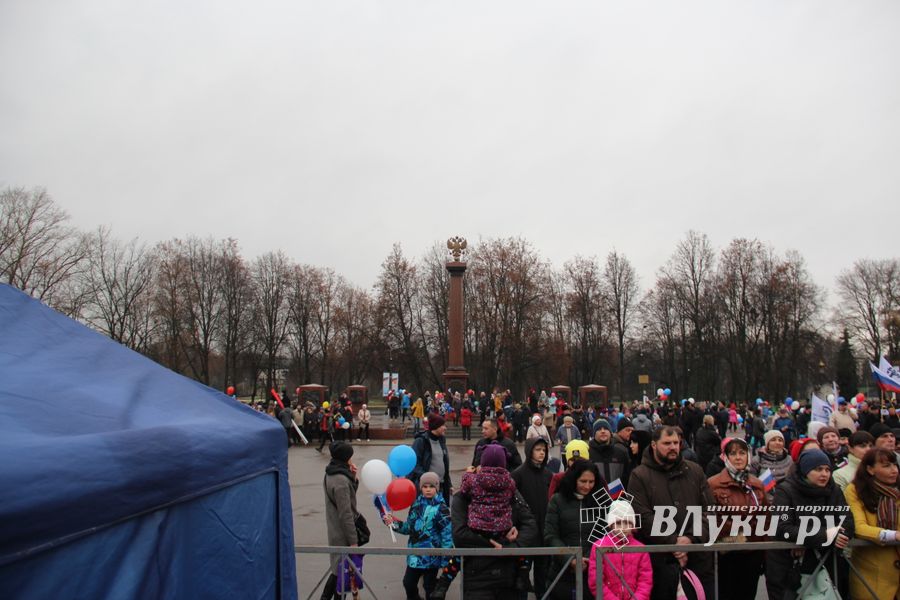 Митинг и праздничные гуляния в Великих Луках (ФОТО)
