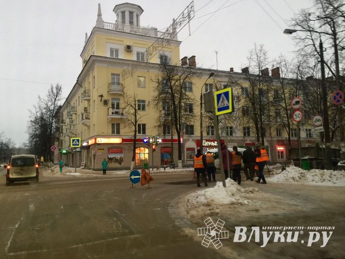 В Великих Луках вскрывают асфальт (ФОТО)