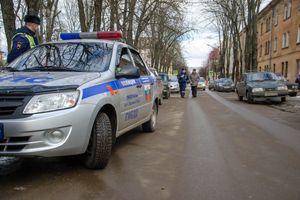 Фотофакт: сотрудники ГИБДД выписывают штрафы 