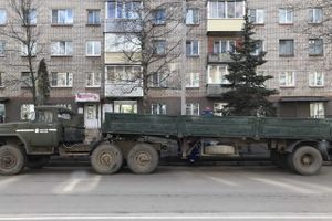 На проспекте Гагарина восстанавливают сбитые автомобилями столбы (ФОТО)