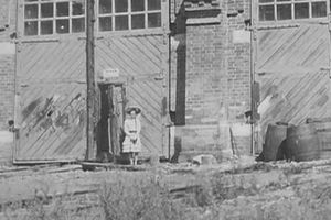 На старинных фото  обнаружилась "девочка-призрак" (фото)