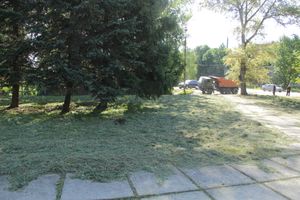 В Великих Луках убрали территорию у памятного знака рабочим ЛРЗ (ФОТО)