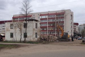 Фотофакт: в Великих Лук сносят дом 