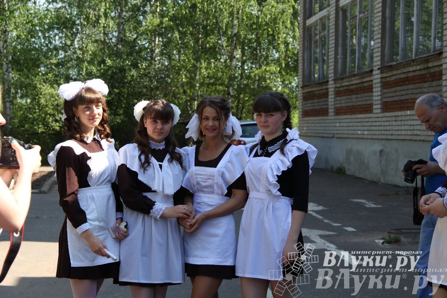 В Великих Луках прозвенели «Последние звонки»