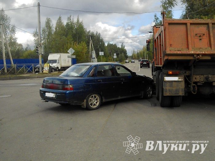 В Великих Луках произошло ДТП (ФОТО)