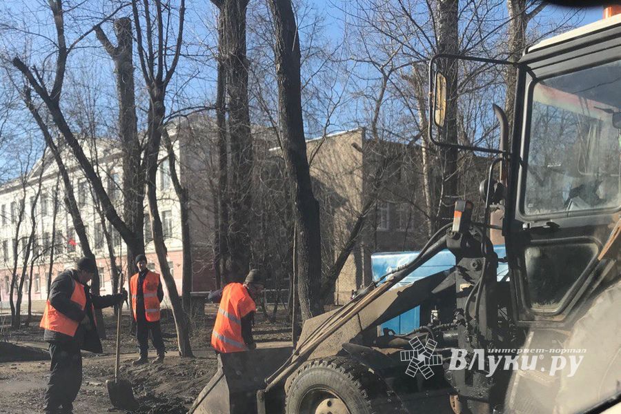 Фотофакт: в Великих Луках убирают тротуары