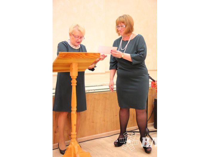 В Великих Луках ученики школы №13 поздравили своих педагогов (ФОТО)