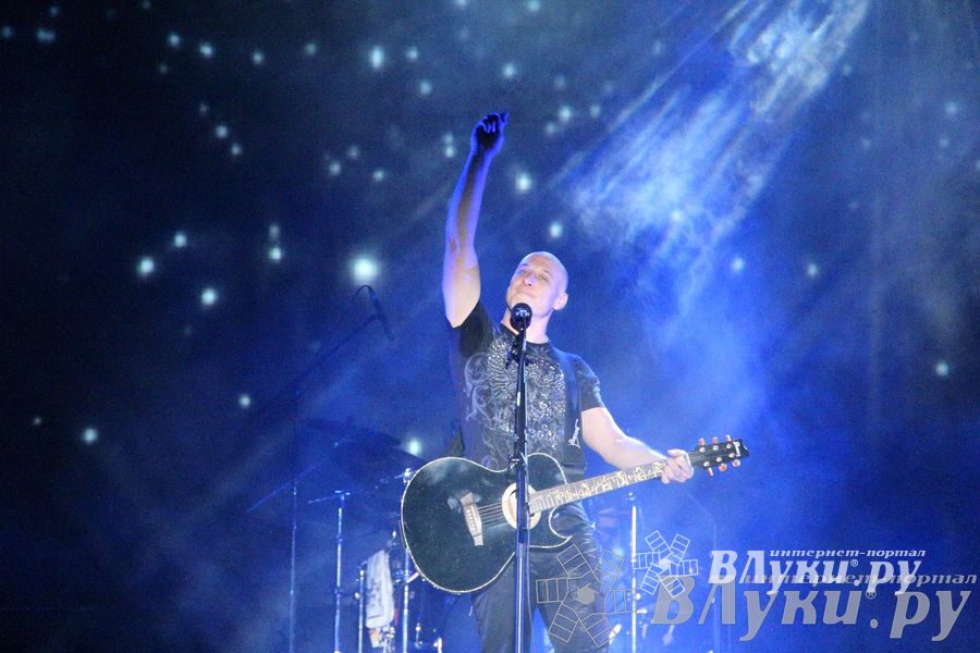 В Великих Луках состоялся концерт Дениса Майданова
