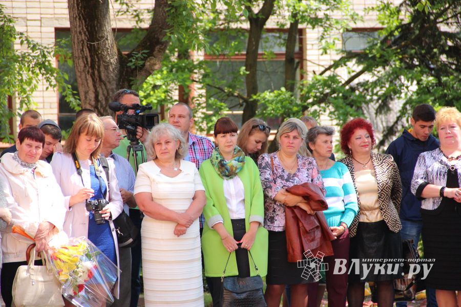 В Великих Луках прозвенели «последние» звонки (ФОТО)