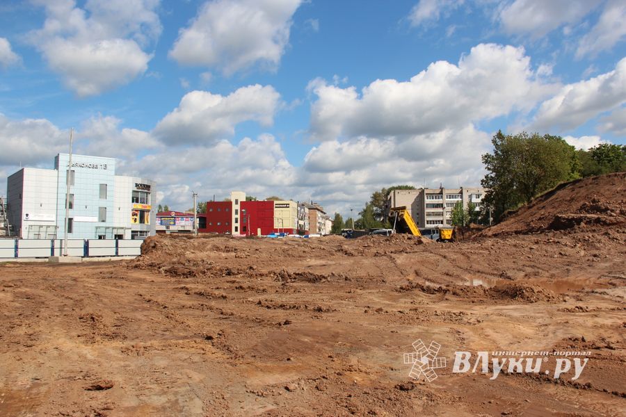  На месте строительства путепровода ведутся работы (фото)