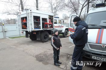 Воспитанник детского дома-школы побывал в гостях у великолукских спасателей (фото)