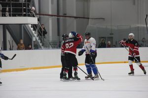 Две великолукские команды хоккеистов одержали победы в домашних матчах (ФОТО)